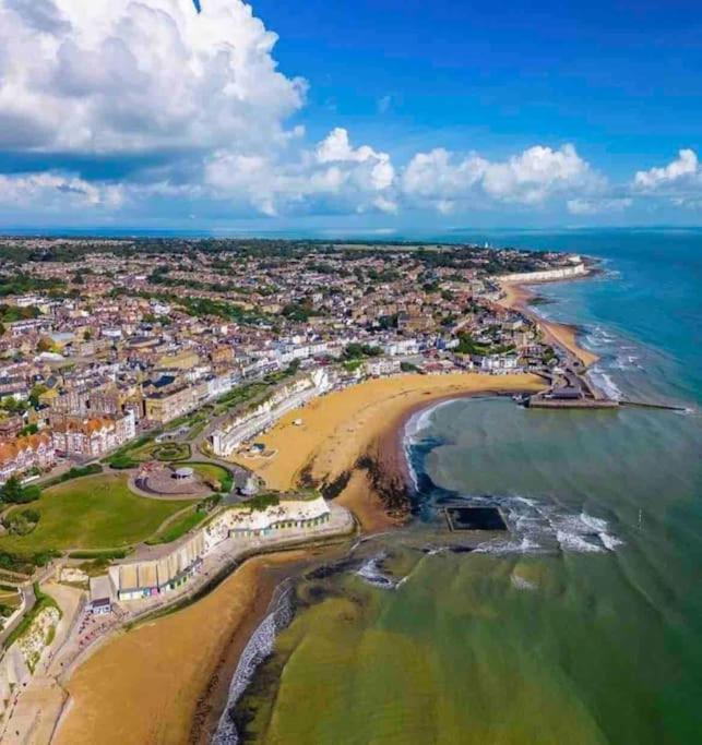 Central, Seaview Apartment, 3 Beds, 2 Baths, Kid & Dog Friendly At The Lookout Broadstairs Extérieur photo
